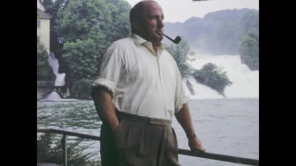 Neuhausen Rheinfall Ελβετία Ιούνιος 1975 Vintage Πλάνα Ενός Άνδρα Που — Αρχείο Βίντεο