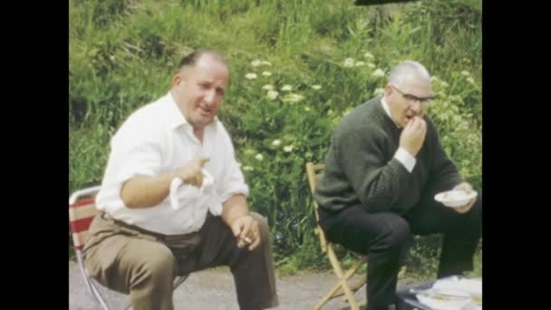 Titisee Lake Německo Červen 1975 Senior Citizens Enjoying Picnic Countryside — Stock video