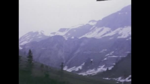 1975年6月 スイスのネイハウゼン ラインフォール 1970年代の象徴的なスイスの風景と建築を捉えたヴィンテージ映像 — ストック動画