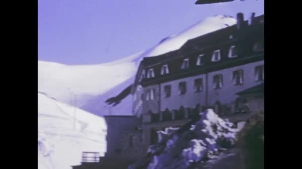 1975年6月 スイスのネイハウゼン ラインフォール 1970年代のスイスのスキー場や雪景色を映し出すヴィンテージ映像 — ストック動画