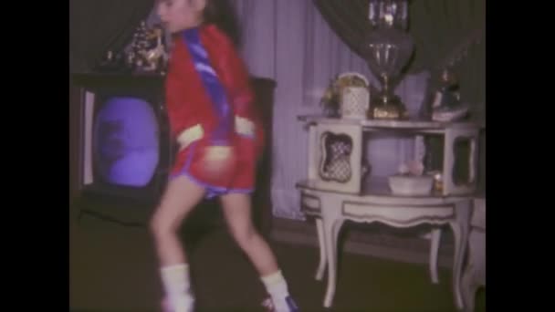 Parijs Frankrijk Mei 1975 Kinderen Extase Met Hun Nieuwe Kerstcadeaus — Stockvideo