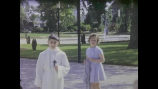 Париж Франція Травень 1975 Діти Одязі Відзначають Своє Перше Християнське — стокове відео