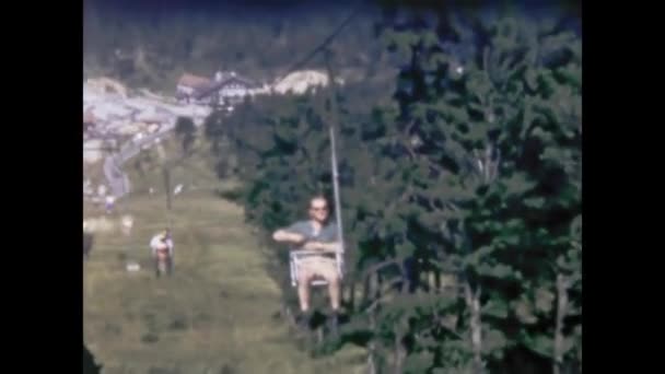 1975年5月 フランス 大規模なグループは 1970年代のレジャーを体現したフランスの田舎のリラックスしたピクニックを楽しんでいます — ストック動画
