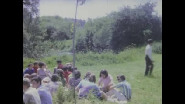 法国巴黎可能是1975年 一个大群体在法国农村享受轻松的野餐 体现了1970年代的休闲生活 — 图库视频影像