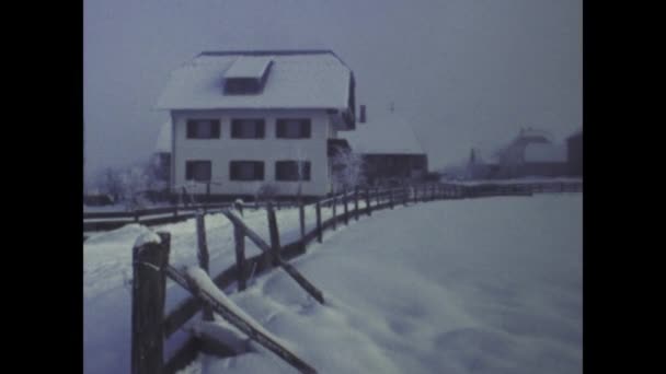 1978年1月 イタリアのドロミテス ドロミテスでの雪の休暇の家族の思い出 1970年代の冬の喜びとつながりを垣間見る — ストック動画
