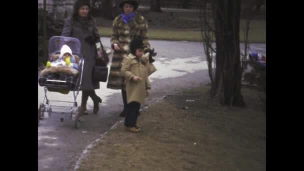 Dolomites Italie Janvier 1978 Enfant Nourrit Des Canards Dans Étang — Video