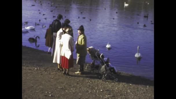 Dolomity Włochy Styczeń 1978 Mamusie Ich Dzieci Cieszą Się Spokojnym — Wideo stockowe