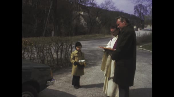 โดโลไมต ตาล มกราคม 1978 ครอบคร วรวมต นรอบรถของพวกเขาส าหร กรรมอวยพร ประเพณ — วีดีโอสต็อก