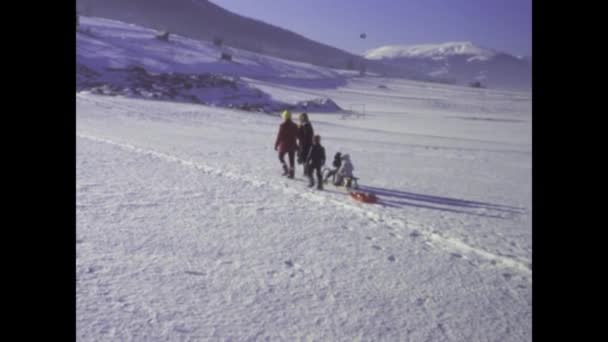 Dolomites Italie Janvier 1978 Une Famille Aime Luge Dans Neige — Video