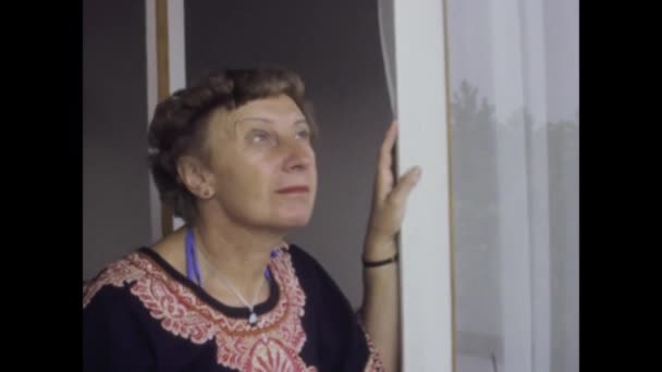 Lignano Sabbia Oro Włochy Czerwiec 1979 Kobieta Spogląda Zewnątrz Zamyka — Wideo stockowe