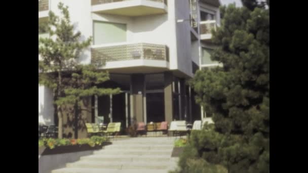 Lignano Sabbia Oro Włochy Czerwiec 1979 Mężczyzna Wychodzi Hotelu Lignano — Wideo stockowe
