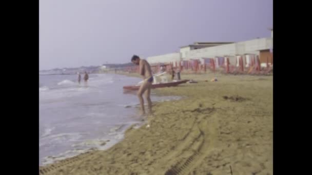 1979年6月 意大利 Lignano Sabbia Oro 20世纪70年代 勇敢的游泳者享受着汹涌的海浪 拥抱着海洋的刺激 — 图库视频影像