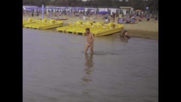 Lignano Sabbia Oro Italy June 1979 Vintage Footage捕捉到一名男子入海游泳 唤起了人们对20世纪70年代海滨度假的回忆 — 图库视频影像