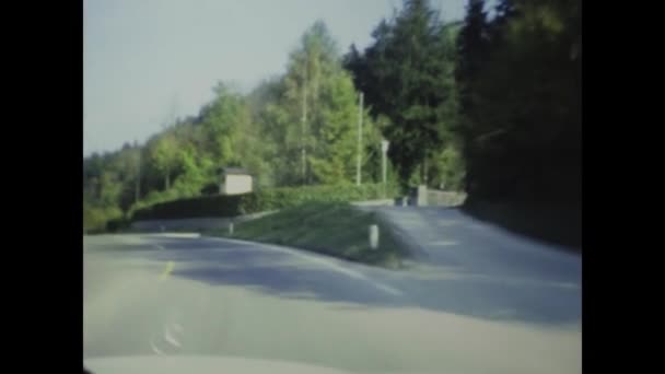 1975年6月 イタリアのドロミテス 1970年代のヨーロッパの道路にメルセデス ベンツのエンブレムをフィーチャーしたレトロ映像 — ストック動画