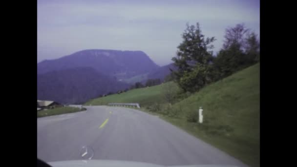 1975年6月 イタリアのドロミテス 1970年代のヨーロッパの道路にメルセデス ベンツのエンブレムをフィーチャーしたレトロ映像 — ストック動画