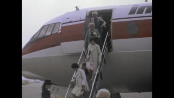 Roma Itália Maio 1975 Filmagem Passageiros Saindo Avião Longo Segundos — Vídeo de Stock