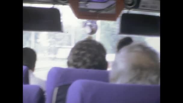ローマ イタリア 1975年 コーチの旅の乗客の映像 秒以上の旅行経験をキャプチャ — ストック動画