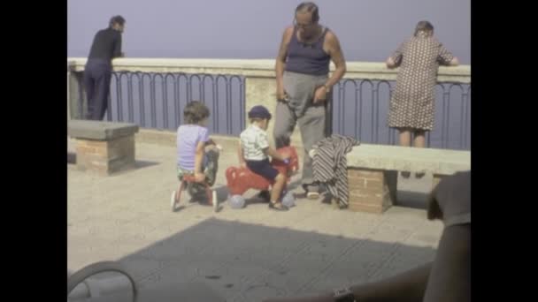 Ρώμη Ιταλία Μάιος 1975 1970 Πλάνα Παιδιά Οδηγούν Χαρά Τρίκυκλα — Αρχείο Βίντεο