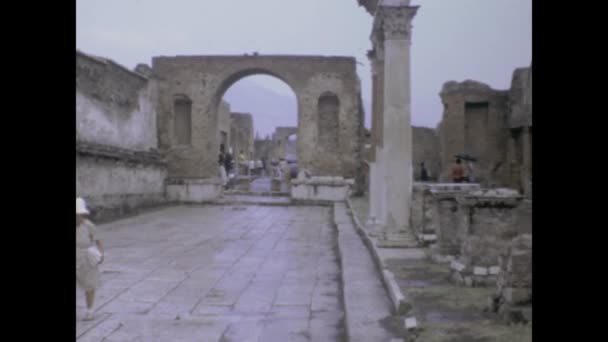 イタリアのポンペイは1975年かもしれません その考古学的な不思議の本質を捉えるポンペイの古代遺跡を示す1970年代の映像 — ストック動画