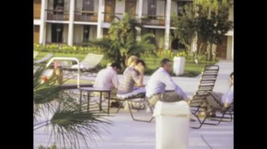 Miami, Amerika Birleşik Devletleri Haziran 1973: 70 'lerin klasik sahnesi Sheraton Otel havuzunda dinlenen, boş zamanlarını ve lükslerini sergileyen.