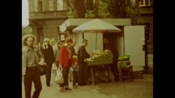 Varsó Lengyelország 1970 Június Felvételek Évekből Lengyelországi Nyüzsgő Utcai Piacról — Stock videók