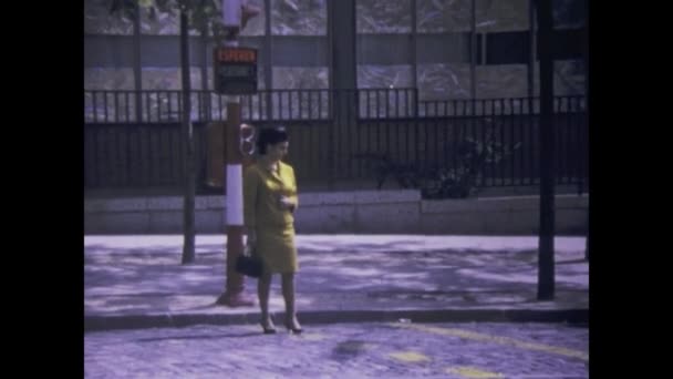 Paryż Francja Maj 1975 Stylowa Kobieta Lat Tych Przekracza Ruchliwą — Wideo stockowe