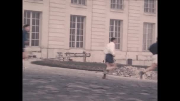 1959年5月 パリとヴェルサイユの間のマラソンランナーの歴史的な映像 レースの精神を捉える — ストック動画