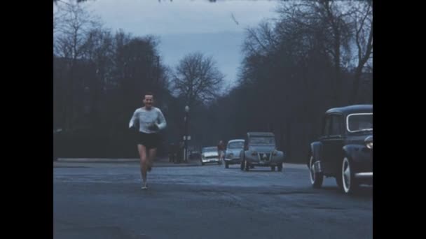 Paryż Francja Może 1959 Nagranie 1959 Sportowców Biegających Ulicach Celach — Wideo stockowe