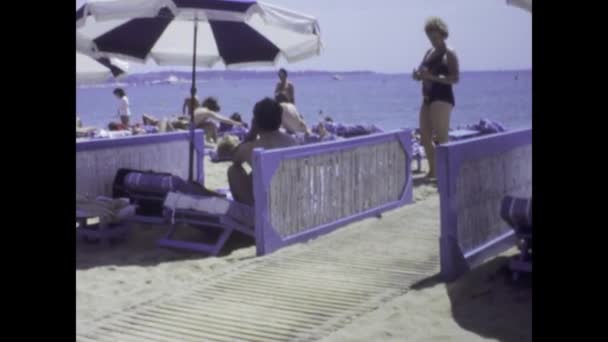 Niza Francia Mayo 1975 Imágenes Los Años Mujeres Topless Disfrutando — Vídeo de stock