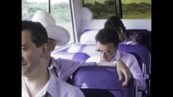 美国迈阿密 1973年6月 70年代美国乘客乘坐公共汽车旅行的镜头 记录了当时旅行和社区的本质 — 图库视频影像