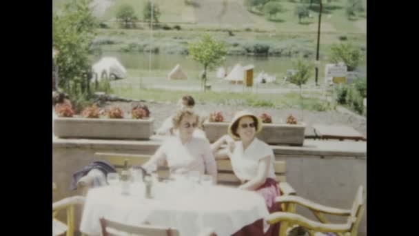 1965年6月 イタリアのガルダ湖 60年代に屋外のバーテーブルで会う女性のグループを撮影した映像 時代の社会的雰囲気を体現しました — ストック動画