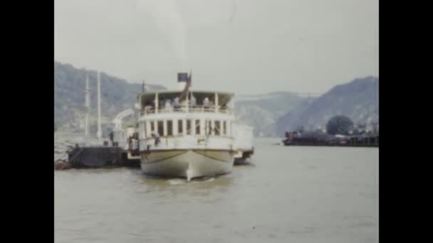1965年6月 イタリアのガルダ湖 ヴィンテージ60S川を巡航する川ボートの映像は 時代の静かな水路の旅を示しています — ストック動画