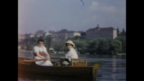 Lago Garda Italia Junio 1965 Imágenes 1960 Mujeres Remando Con — Vídeos de Stock