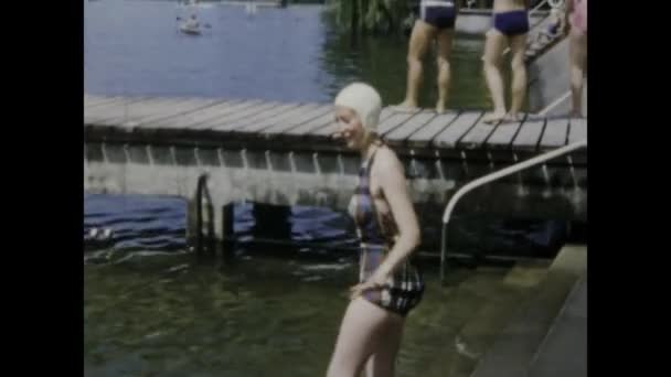 Garda Olaszország 1965 Június Vintage Évekbeli Felvételek Nők Egy Tóparti — Stock videók