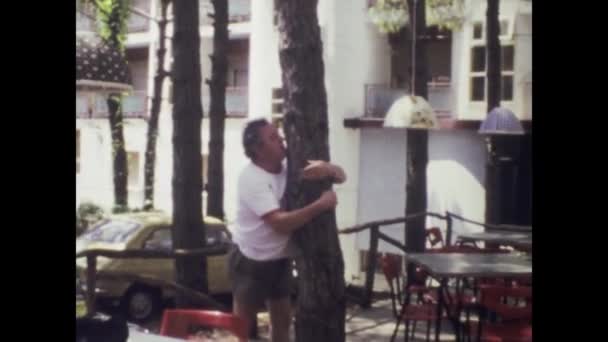 Lignano Sabbia Oro Ιταλία Ιούνιος 1975 Vintage Πλάνα Ενός Άνδρα — Αρχείο Βίντεο