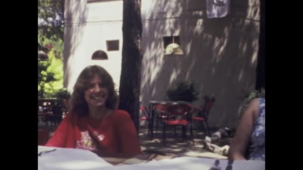 1975年6月 イタリアのリニャーノ サビル 1970年代の夏の日に屋内で一緒に食事をする友人の映像 — ストック動画