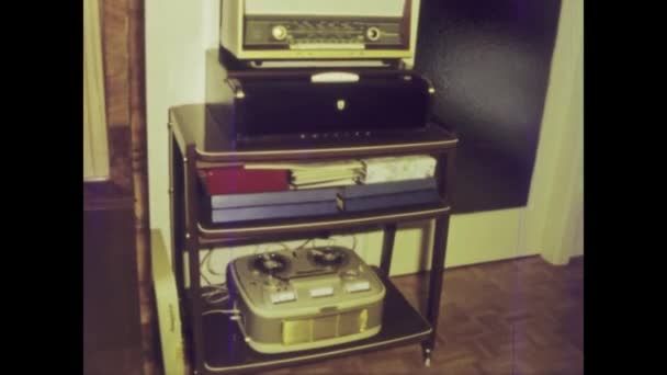 ベルリン ドイツ 1965年 1970年代のリビングルームのテープレコーダーを搭載したレトロ映像 — ストック動画