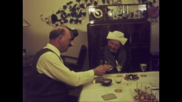 德国柏林 20世纪70年代 老年人打扮成一个有趣的家庭派对庆祝活动的镜头 — 图库视频影像