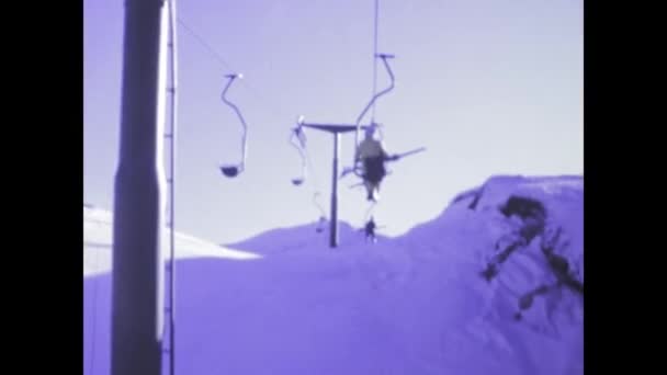 1975年3月 イタリア カンピテッロ ファッサ 1970年代 壮大な山々を背景にカンピテッロ ファッサのスキー場を映し出している — ストック動画
