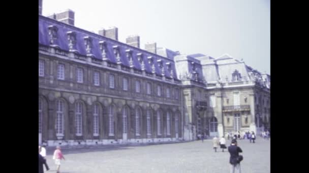 1975年6月 フランス ヴェルサイユ宮殿の風光明媚な景色を紹介する1970年代の映像 — ストック動画