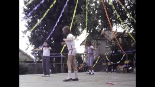 1975年5月 フランス 1970年代にフランスでステージでフラフープのスキルを披露する子供たちとの学校の祭典を撮影 — ストック動画