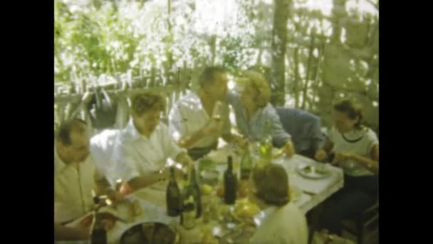 나폴리 이탈리아 1965년 1960년대 이탈리아 지중해 레스토랑에서 가족과 친구들과 모임의 — 비디오