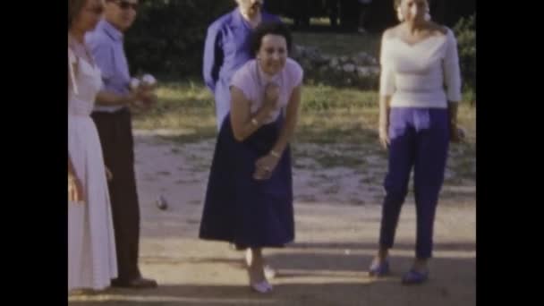 Νάπολη Ιταλία Ιούνιος 1965 Ομάδα Γυναικών Που Απολάμβαναν Ένα Παιχνίδι — Αρχείο Βίντεο