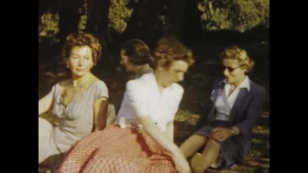 Neapel Italien Juni 1965 Eine Gruppe Frauen Beim Picknick Mit — Stockvideo