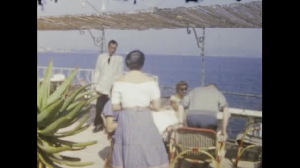 나폴리 이탈리아 1965년 1960년대 이탈리아 지중해 레스토랑에서 가족과 친구들과 모임의 — 비디오