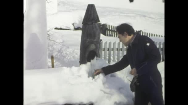 Tyrolen Österrike Januari 1975 Vintage Man Som Släckte Sin Törst — Stockvideo