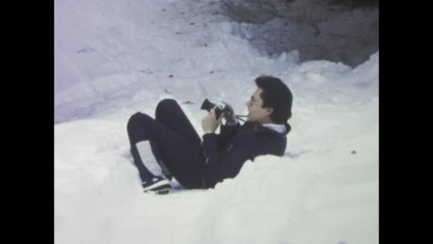 Тіроль Австрія Січень 1975 Урожайні Кадри Фотографа Лежить Засніженому Полі — стокове відео