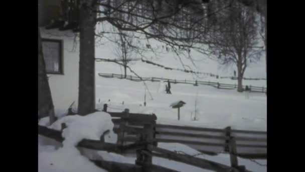 Tyrol Áustria Janeiro 1975 Filmagem Vintage Homem Uma Mulher Andando — Vídeo de Stock