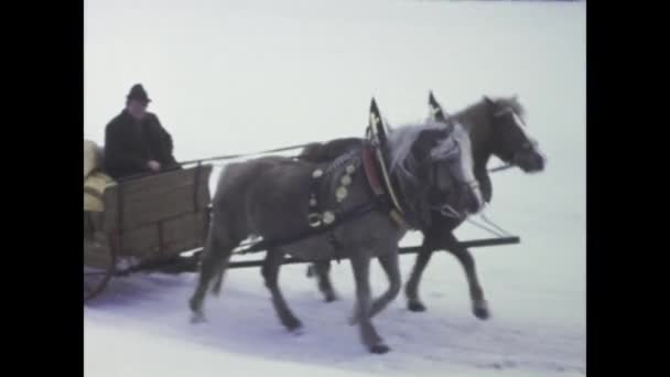 Tyrol Austria Styczeń 1975 Historyczne Nagranie Jazdy Saniami Konnymi Śnieżnych — Wideo stockowe