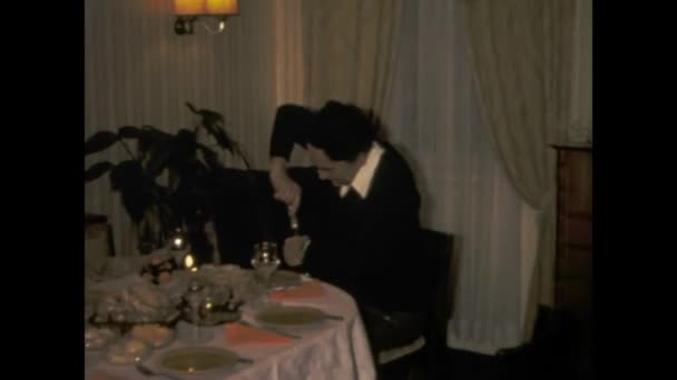 1975年1月 オーストリアのティロル 70年代に自宅で一緒に食事を楽しむ高齢者のグループを撮影するヴィンテージ映像 — ストック動画